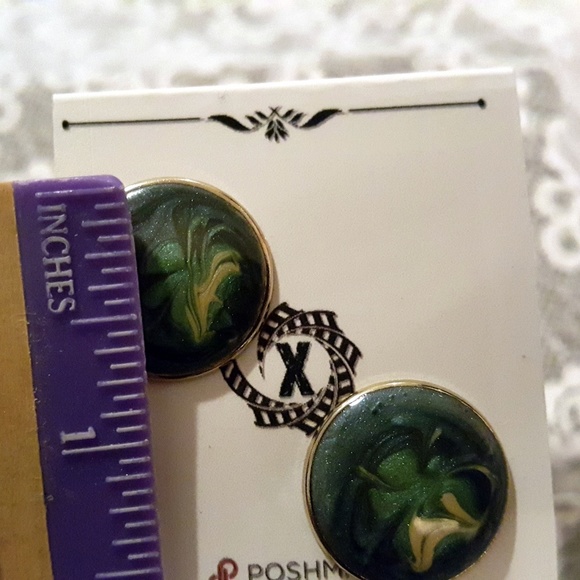 ⬇️ Vintage Brass Marbled Green Post Earrings - Picture 3 of 3